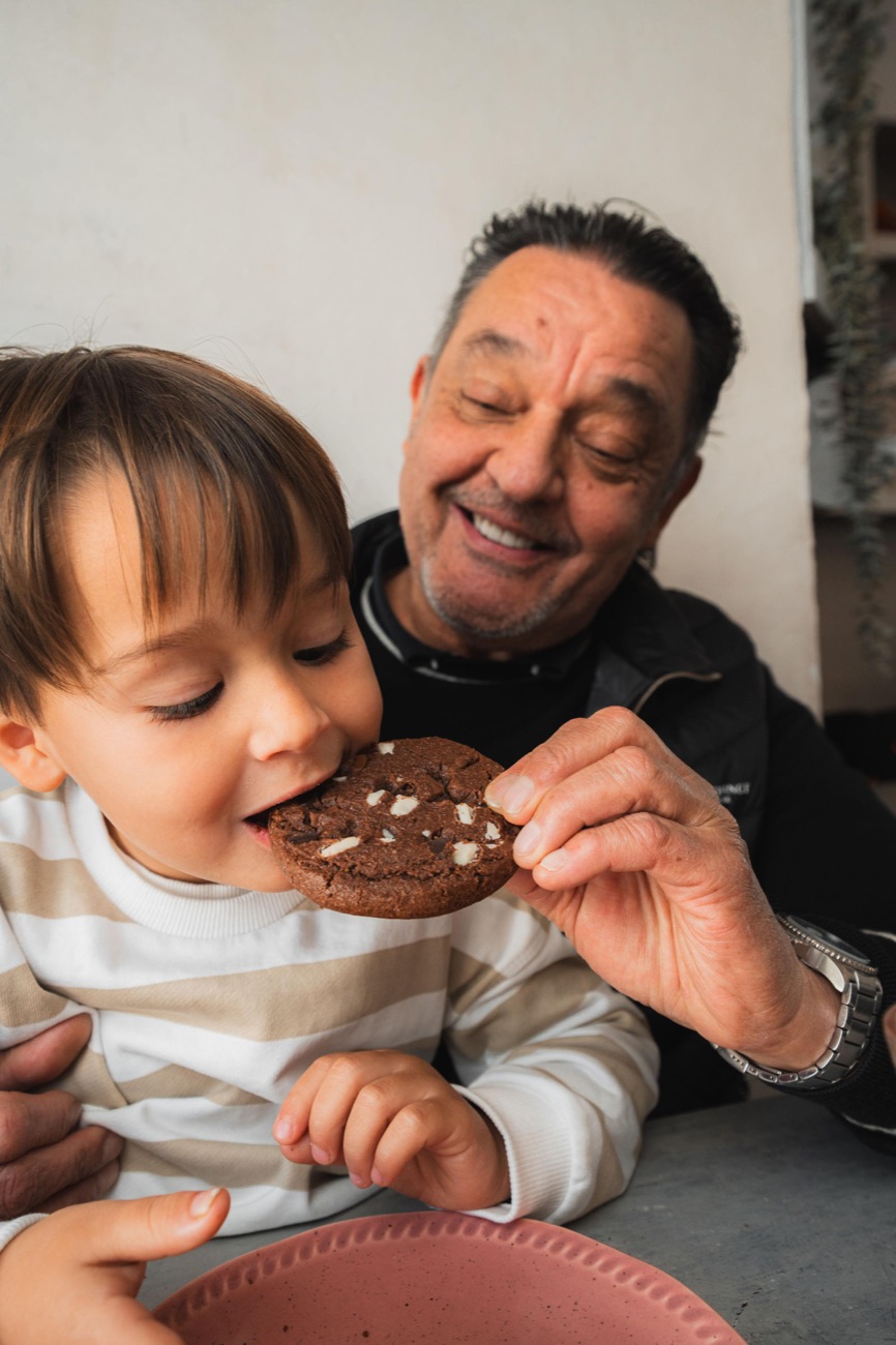 Familia disfrutando de una cookie en GULA, Palma