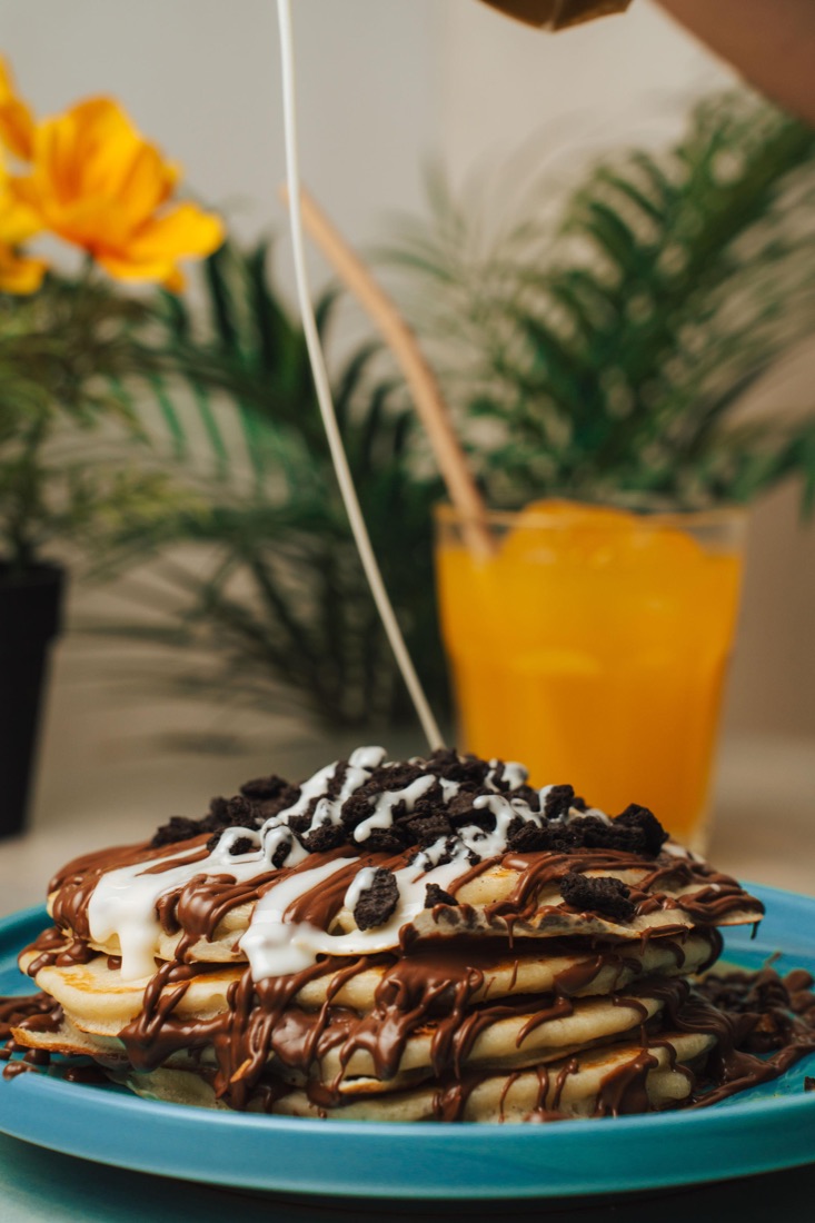Pancakes GULA con toppings de chocolate y fruta — Palma