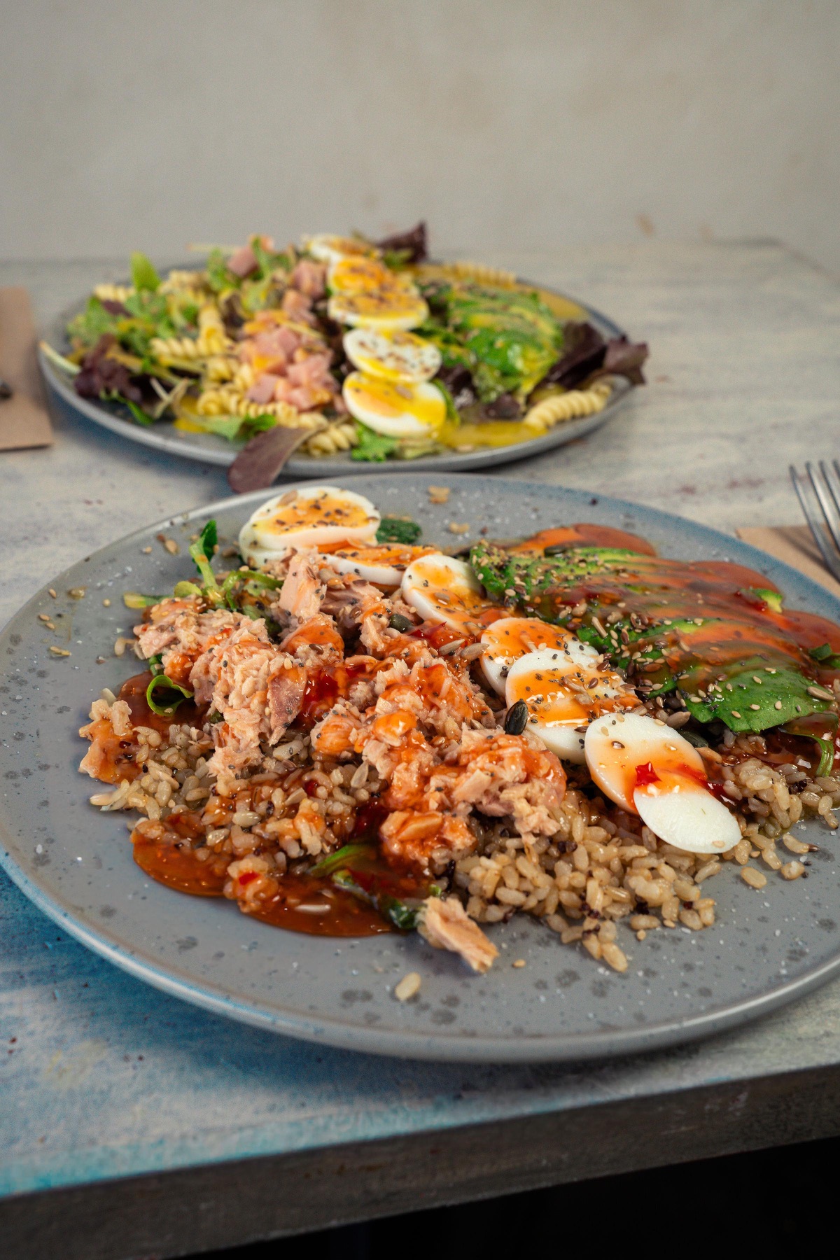 Bowl saludable y ensalada con arroz, aguacate, huevo y atún — GULA Palma